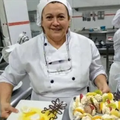 Cocinera de Sabores del Lago elaborando platos caseros