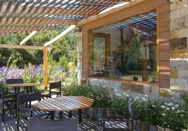 Fachada exterior y terraza al aire libre de Sabores del Lago en Meliquina