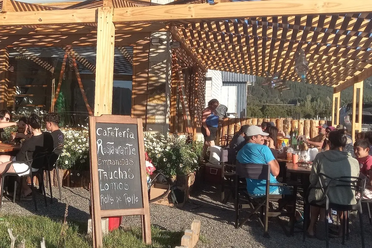Clientes disfrutando del salón comedor en Sabores del Lago