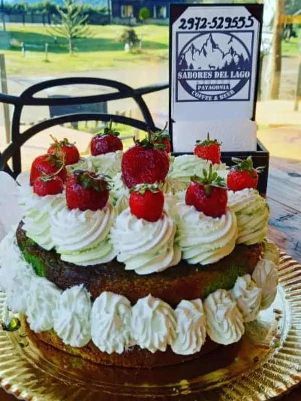 Torta con merengue italiano y dulce de leche en Villa Meliquina