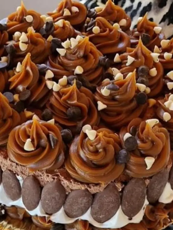 Torta de chocolate artesanal con picos de dulce de leche