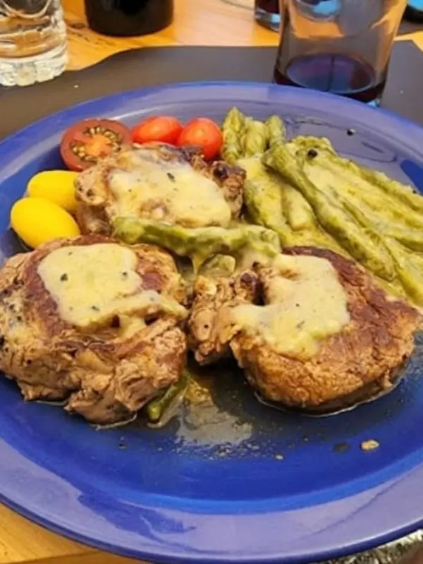 Lomo de carne con guarnición de verduras al plato