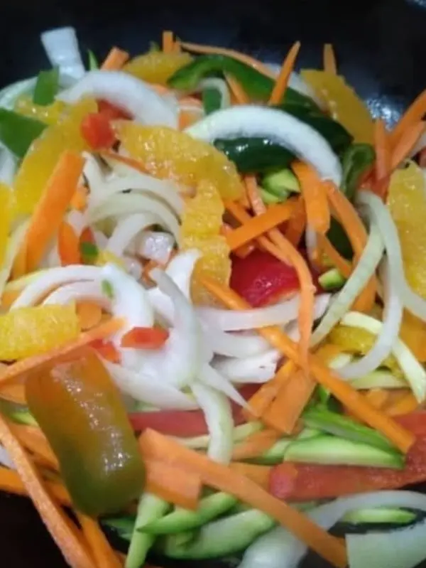 Ensalada gourmet fresca con vegetales seleccionados