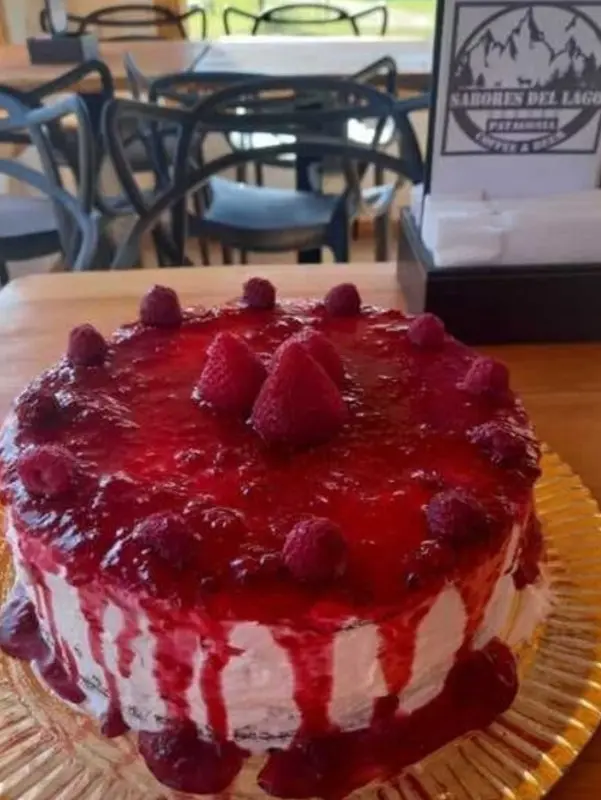 Cheesecake artesanal con cobertura de frutos rojos
