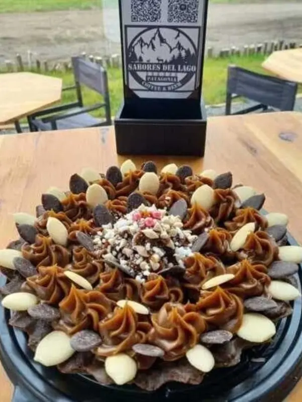Torta de chocolate premium decorada con bombones