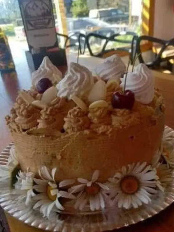 Torta mousse decorada con flores naturales de estación