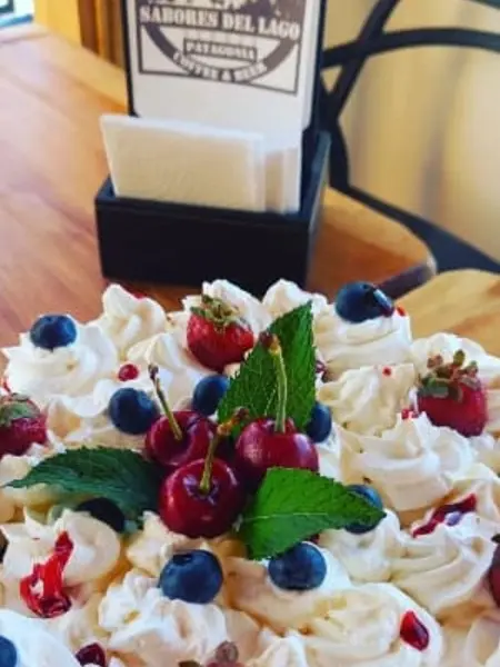 Torta artesanal de crema con frutillas de Sabores del Lago